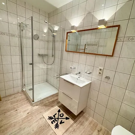 Mee H R - Strandburg